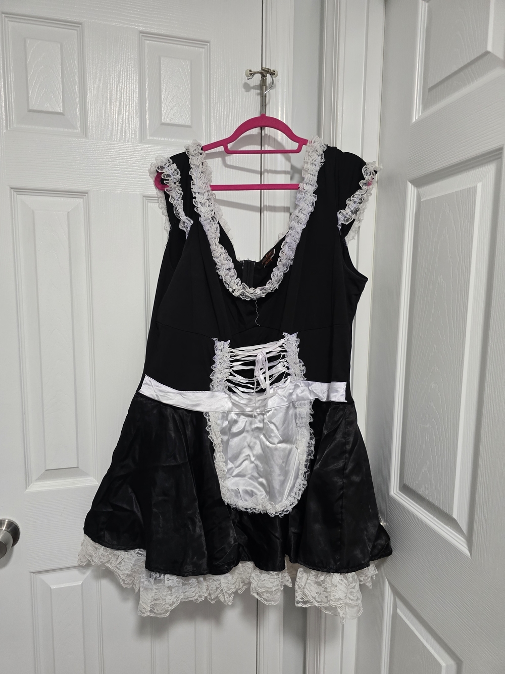 Music Legs Black and White Lace-Trim Maid Costume